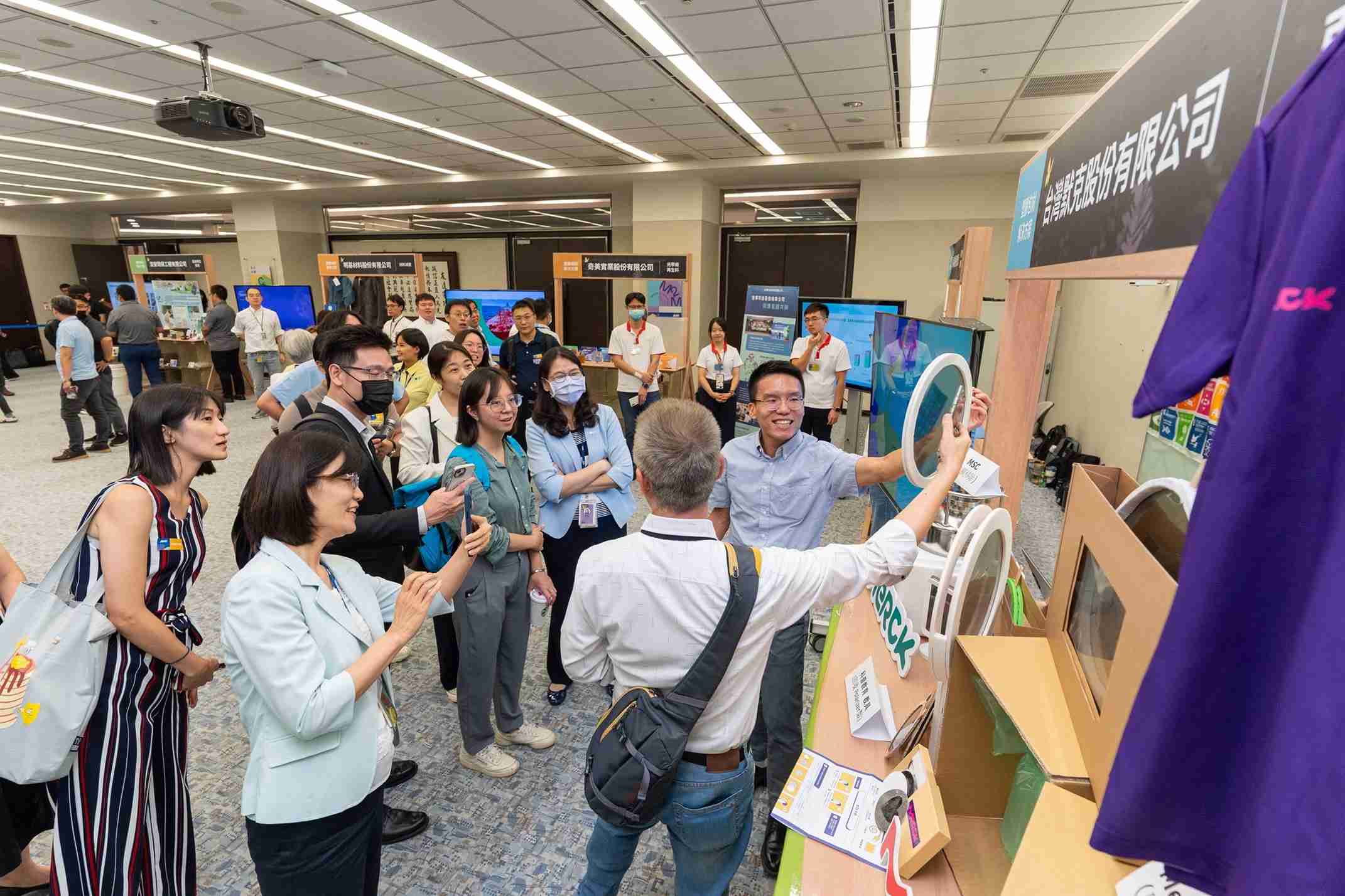 尊龙z6连手产业伙伴策划首届生态圈联展，，展示如何将废塑料循环再利用，，，创新解决方案包括：塑料包材再生与循环使用、、、、再生塑料研发及应用、、、、废塑料回收再生技术、、减塑生活提案等