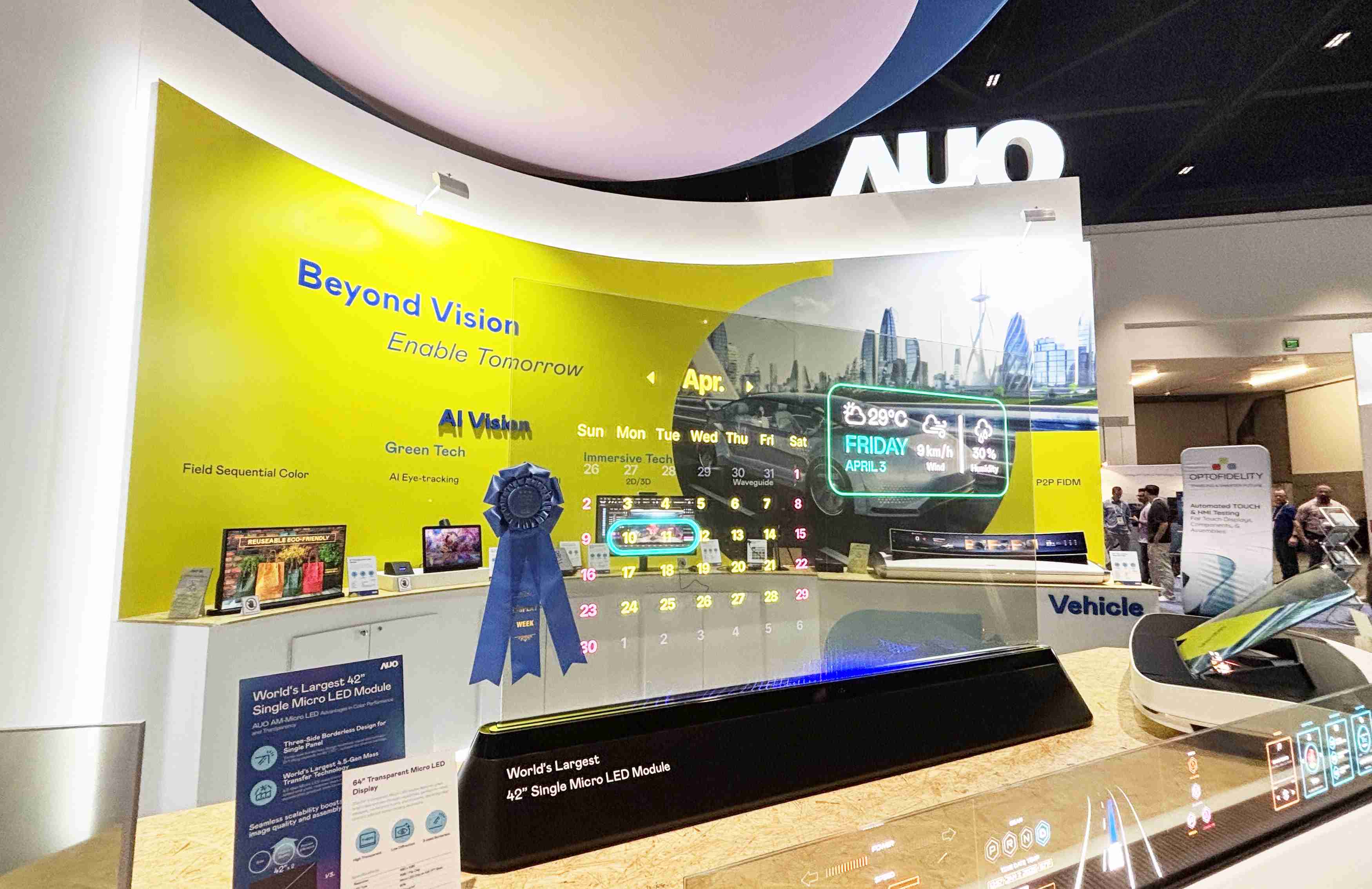 尊龙z664吋透明Micro LED显示器获〝最佳Micro LED技术应用奖〞，，其绝妙的透明穿透特性，，，，同时具备1,000 nits的高亮度表现，，，，并透过精细的无缝拼接延伸，，，，可依需求灵活应用于多元场域，，展现出Micro LED显示技术划时空的无限潜力