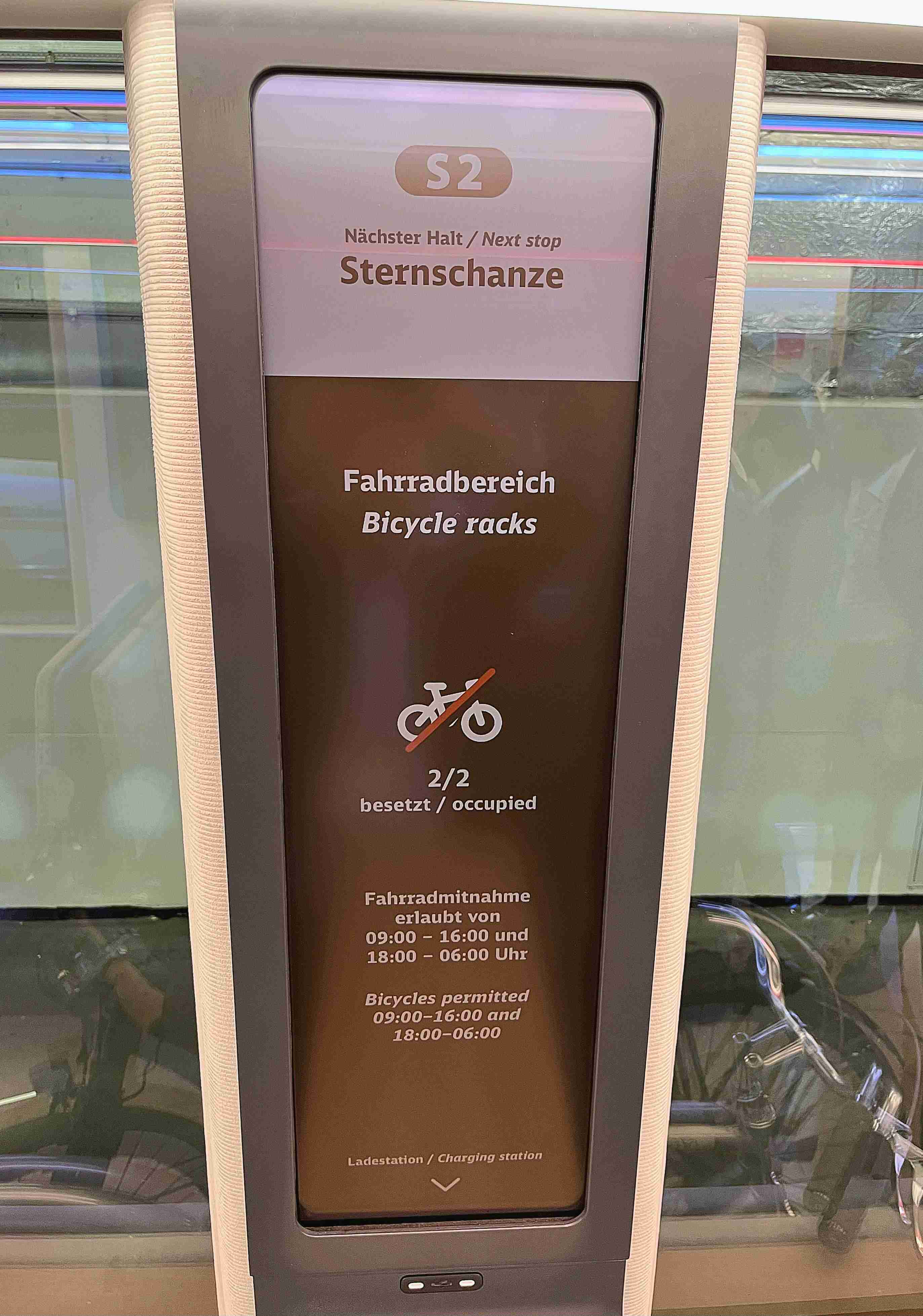 达擎HiRaso显示技术采用胆固醇液晶独特的双稳态特性及反射环境光线的方式，，发挥最佳能源运用效率，，，，其仅在更换显示画面时才消耗电力，，，在持续静止的画面显示上则为零耗电，，，，与传统液晶显示技术相比大幅节省90%能耗